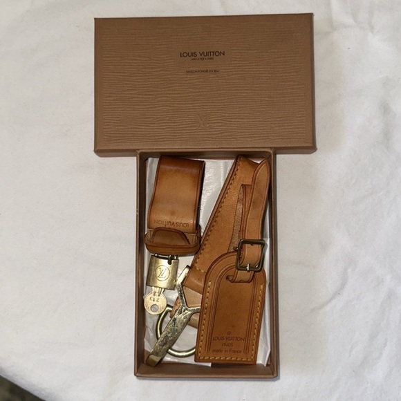 Louis Vuitton Bundle- Luggage Tag & Poignet Set, LV Keepall Strap, LV Box - Picture 2 of 9